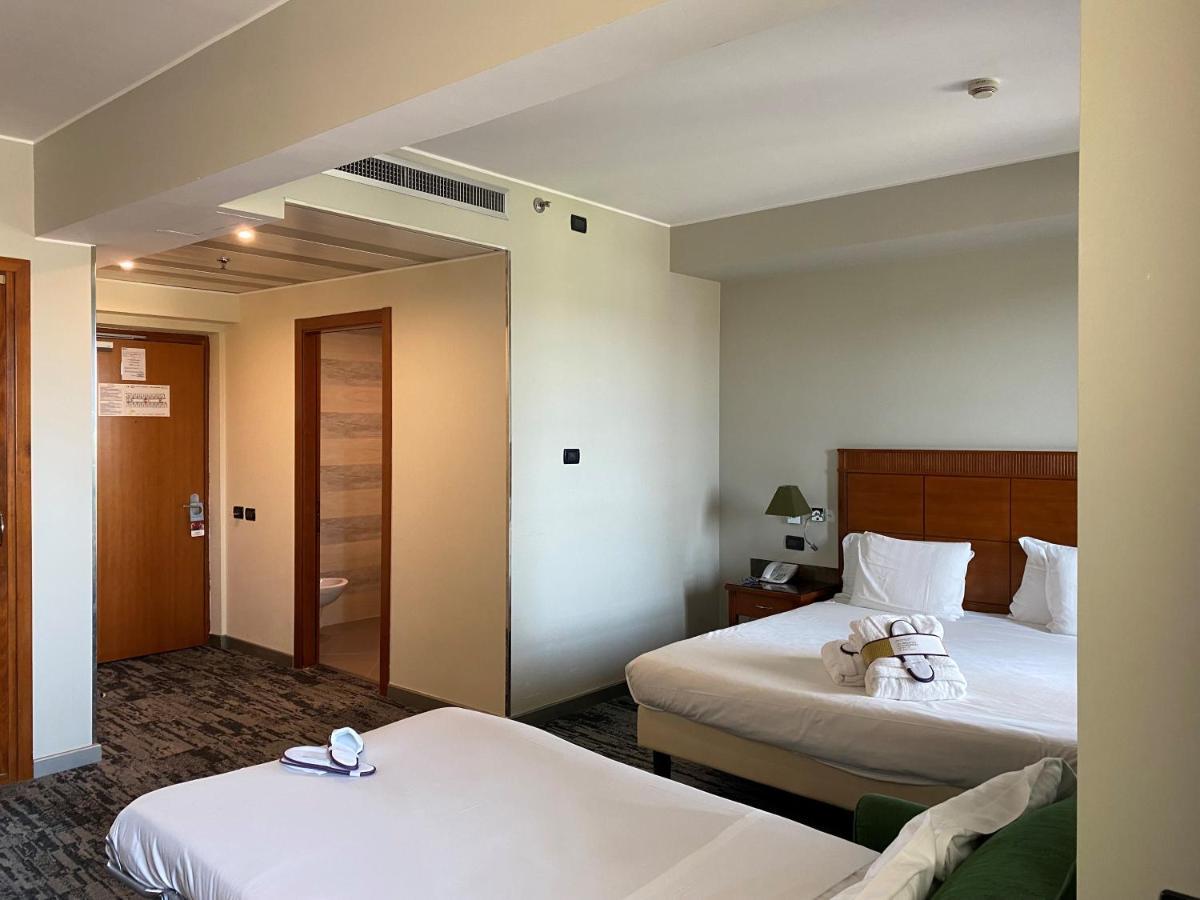 Classic Family Room,1602326702:JPEG